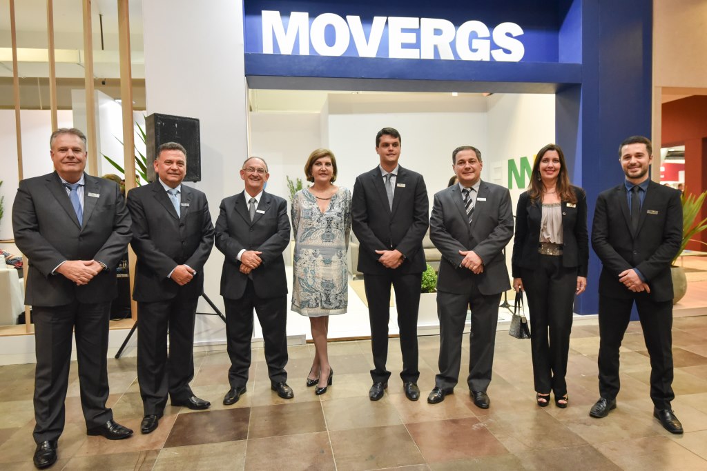 O presidente da MOVERGS, Volnei Benini, com o presidente da FIMMA Brasil 2017, Rogério Francio, e a diretoria da feira: Dorvalino Lovera, Cândida Cervieri (diretora executiva da MOVERGS),  Vinicius Geremia, Ricardo Miorelli, Sílvia Spiller e Artur Bertolini. Foto: Carlos Ferrari