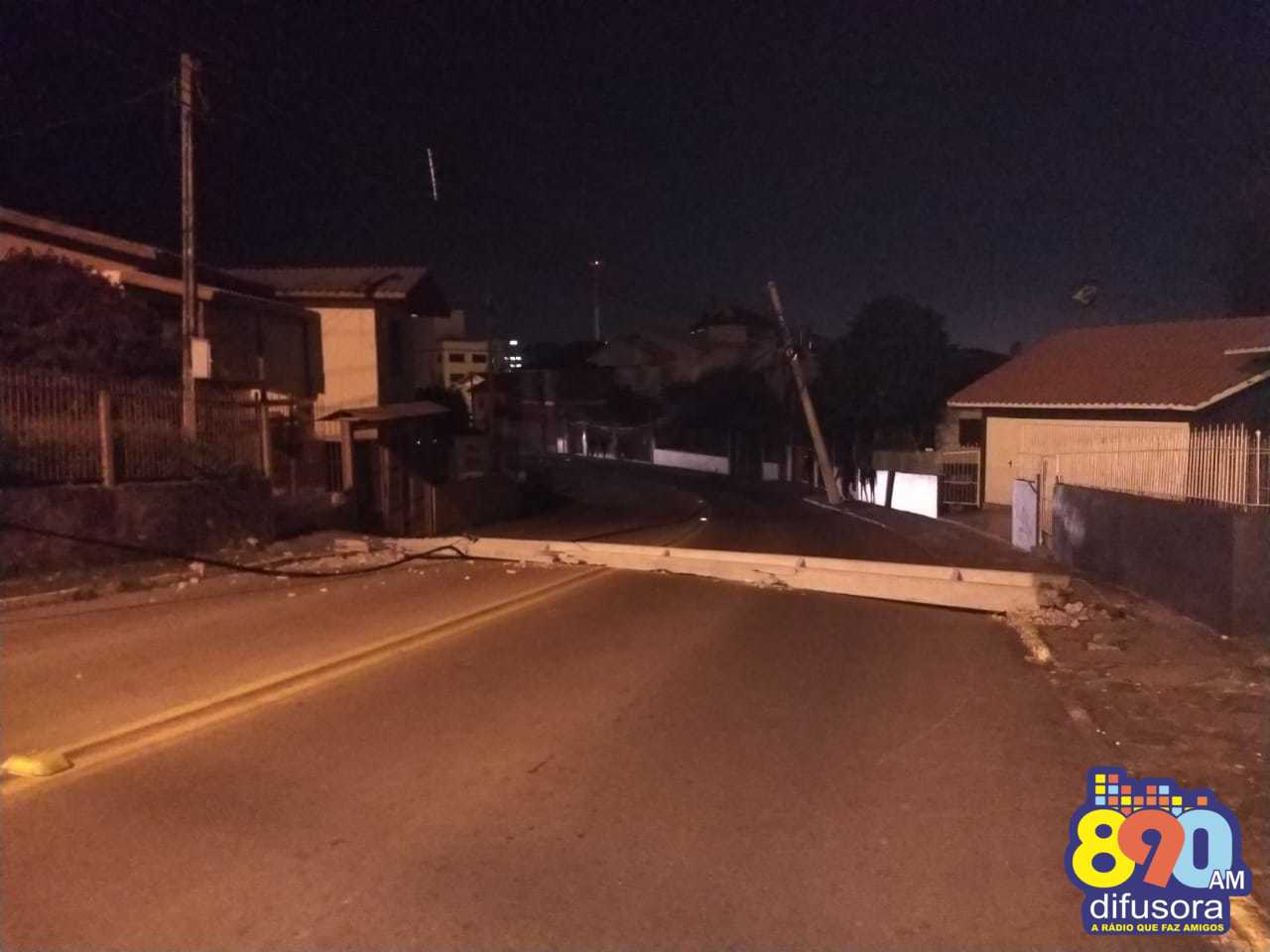 Caminhão derruba poste e deixa moradores sem energia elétrica no Aparecida em Bento