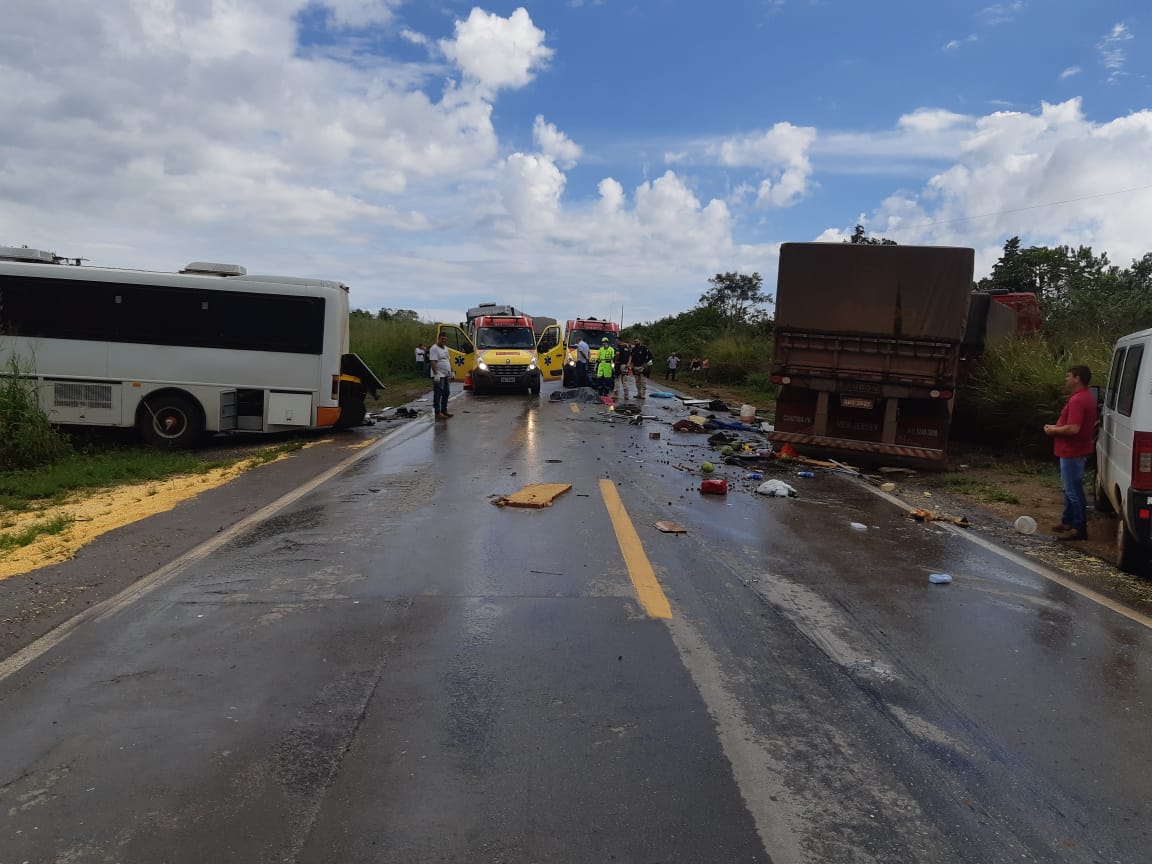 Acidente entre ônibus de Garibaldi e carreta deixa dois mortos e quatro feridos na BR-163 em Diamantino-MT