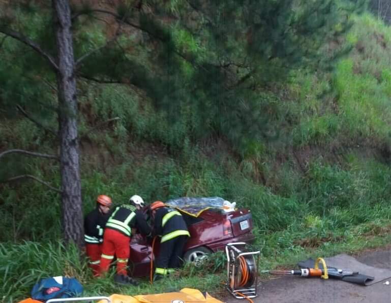 Veículo de Bento atinge árvore em São Sebastião do Caí e duas pessoas ficam feridas na ERS-122