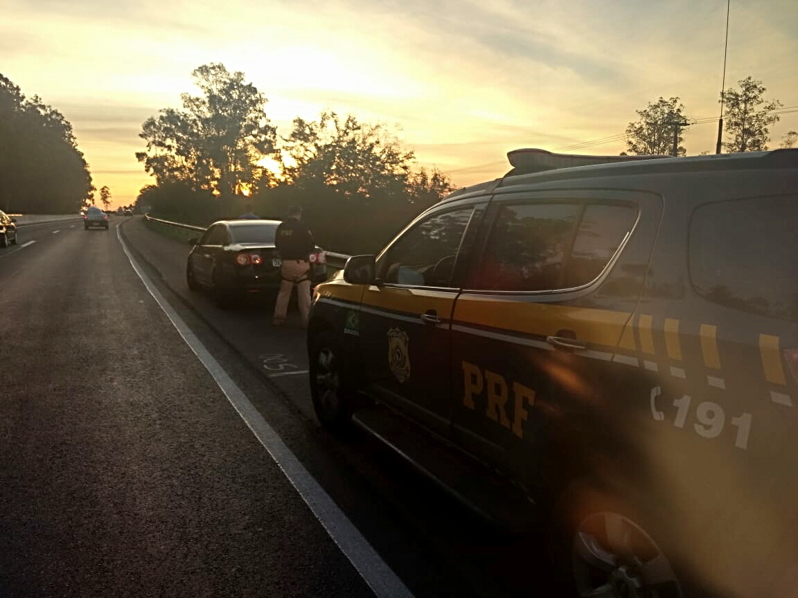 PRF flagra condutor com CNH cassada e conduzindo veículo com inúmeras irregularidades em Montenegro