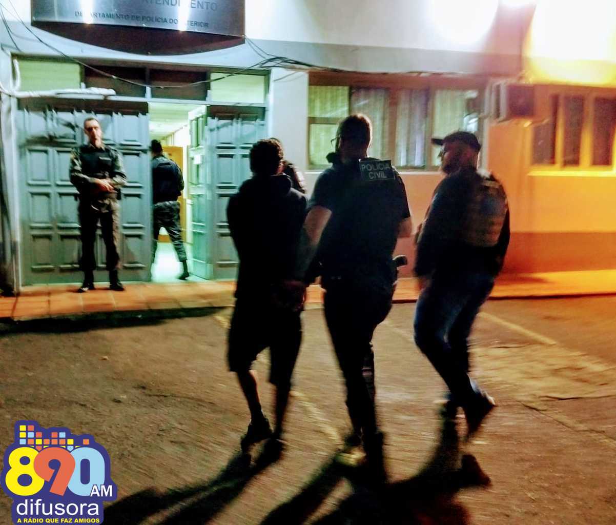 Operação da Polícia Civil apreende drogas, revólver, faca e prende três em Bento
