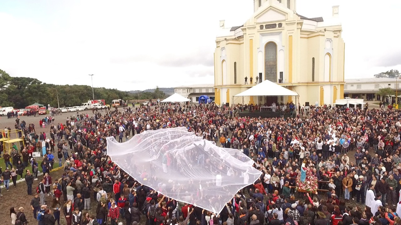 Cerca de 50 mil pessoas passam pelo Santuário de Caravaggio no 1° dia de romaria