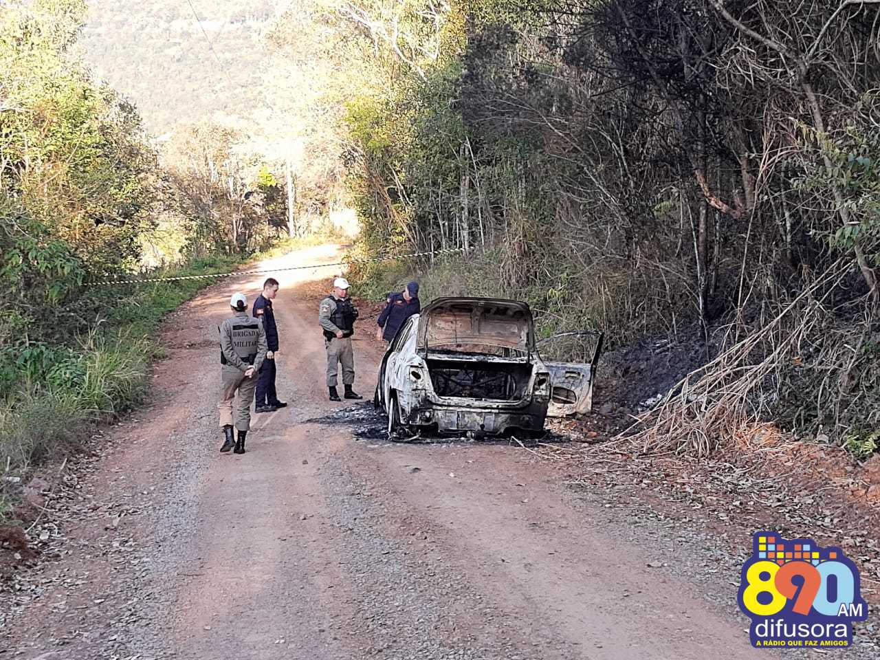 Corpo é encontrado em porta-malas de veículo incendiado no interior de Bento Gonçalves