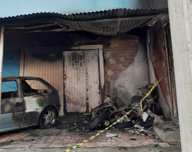 Incêndio destrói quatro veículos no bairro Fátima em Bento