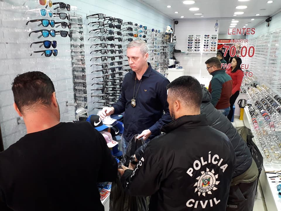 Ação policial recolhe 5 mil óculos falsificados em Caxias