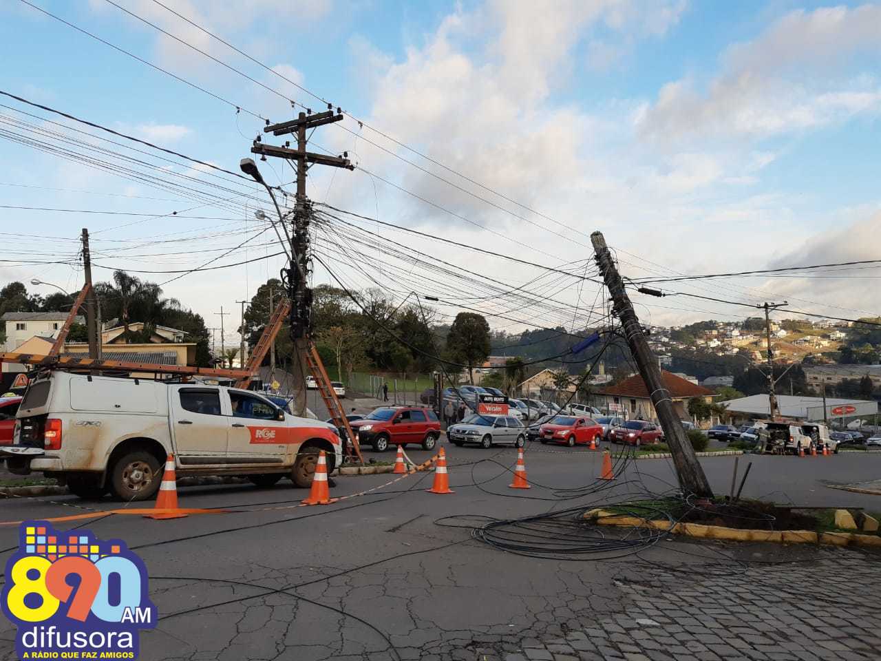 Incidente resulta em rompimento de fios e danos em poste no Botafogo em Bento