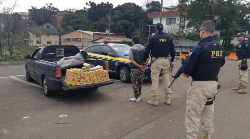 PRF apreende carga de maconha e prende homem por tráfico de drogas em Farroupilha