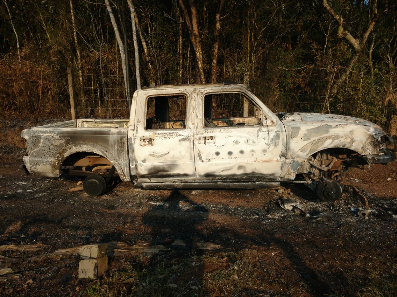 Veículo furtado é localizado incendiado no interior de Farroupilha