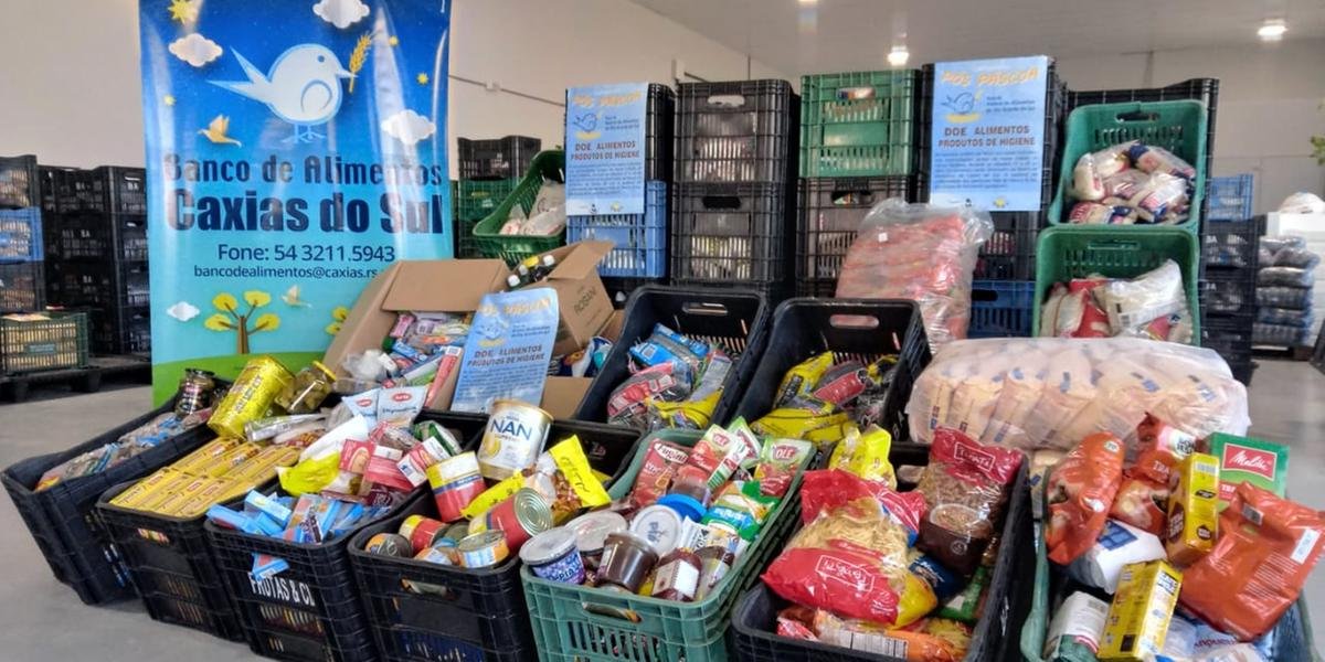 Paróquias de Carlos Barbosa entregam duas toneladas de donativos no banco de alimentos de Caxias
