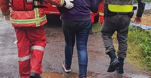 Policial pula em arroio e resgata mulher em Teutônia