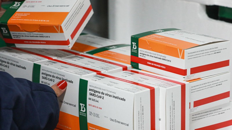 Secretaria da Saúde distribui doses para municípios completarem esquema vacinal da Coronavac