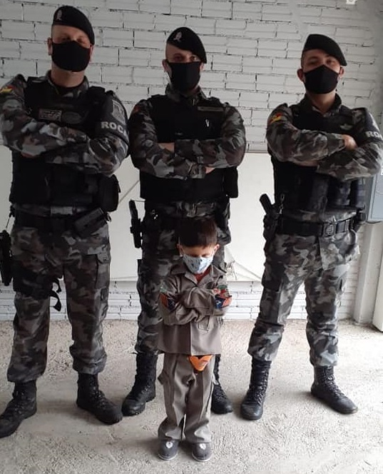 Brigada Militar visita criança de aniversário no Ouro Verde, em Bento