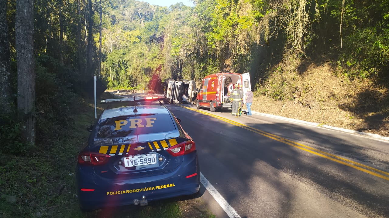 Motorista fica ferido em tombamento de caminhão na Serra das Antas, em Bento