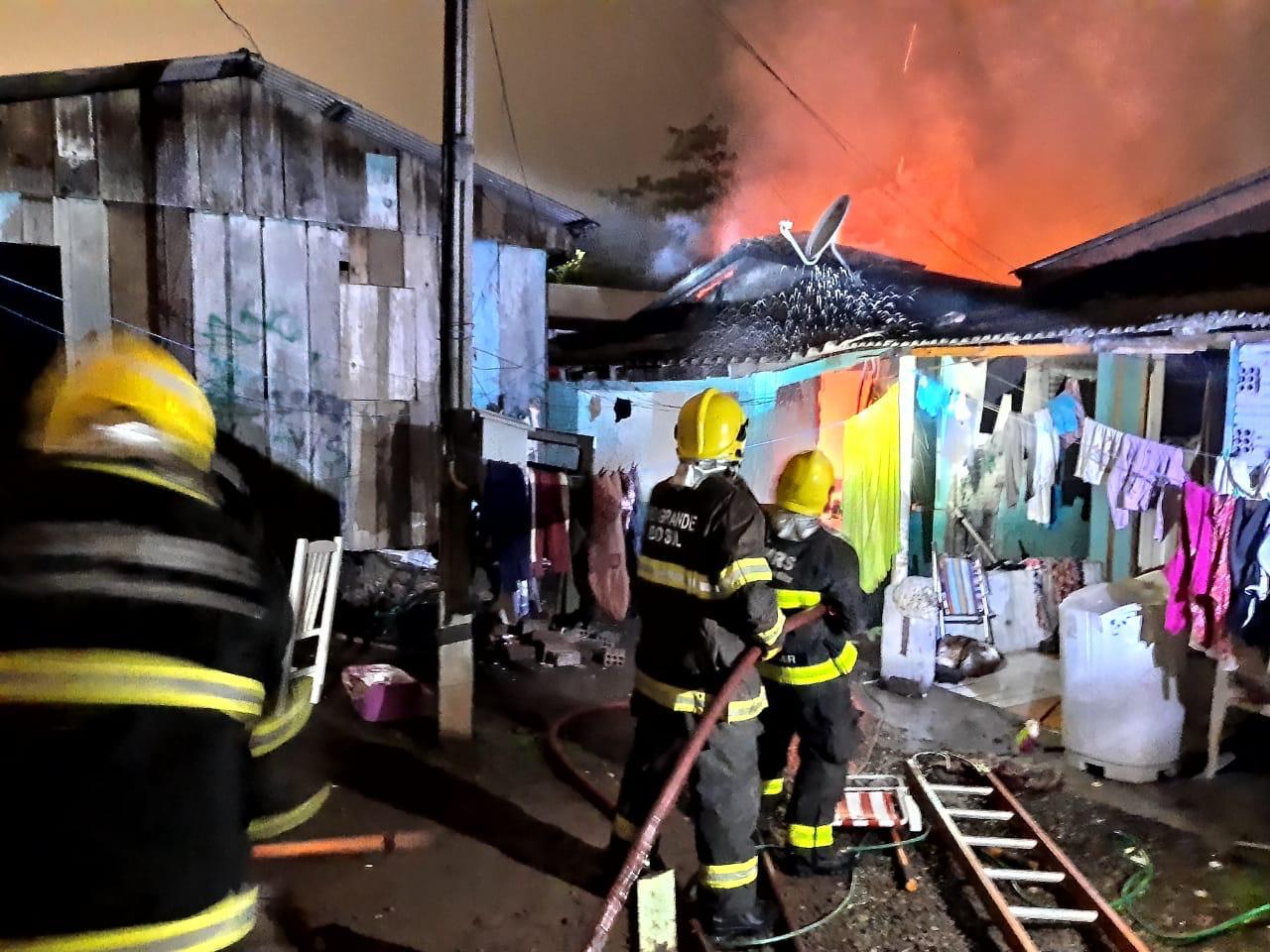 Bombeiros de Encantado combatem incêndio em residência na cidade de Muçum