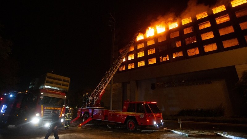 Incêndio provoca desabamento parcial do prédio da SSP em Porto Alegre