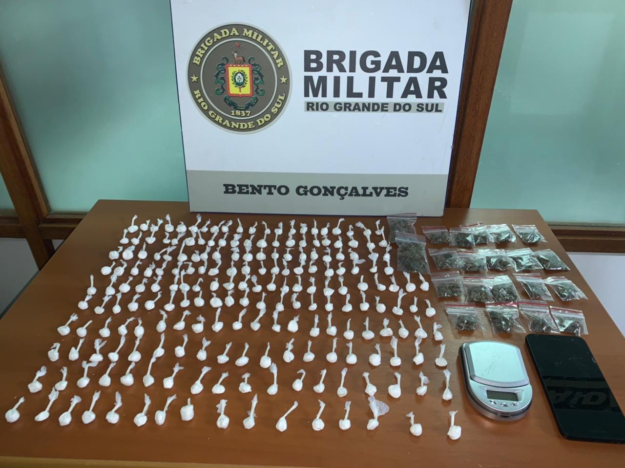 Brigada Militar prende homem por tráfico de drogas no Pomarosa em Bento