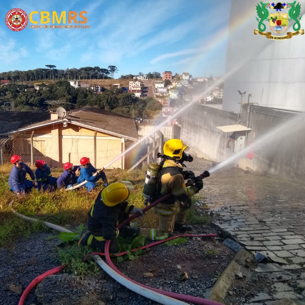 Bombeiros de Veranópolis realizam exercício de combate a incêndio em empresa