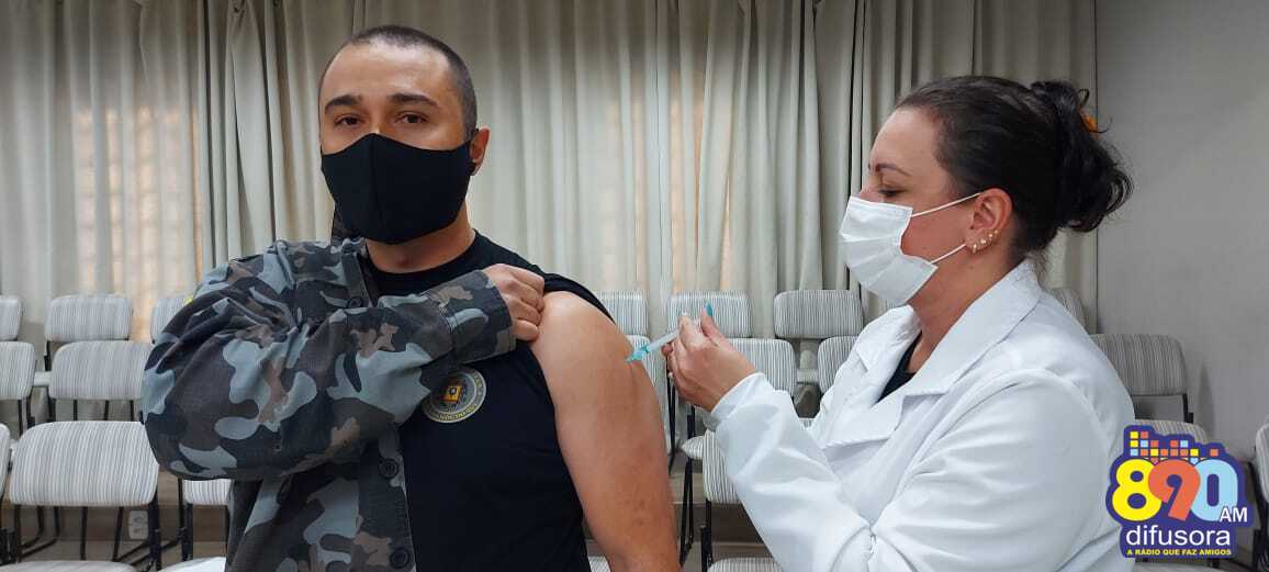 Bento: agentes das forças de segurança recebem a segunda dose da vacina contra a COVID-19