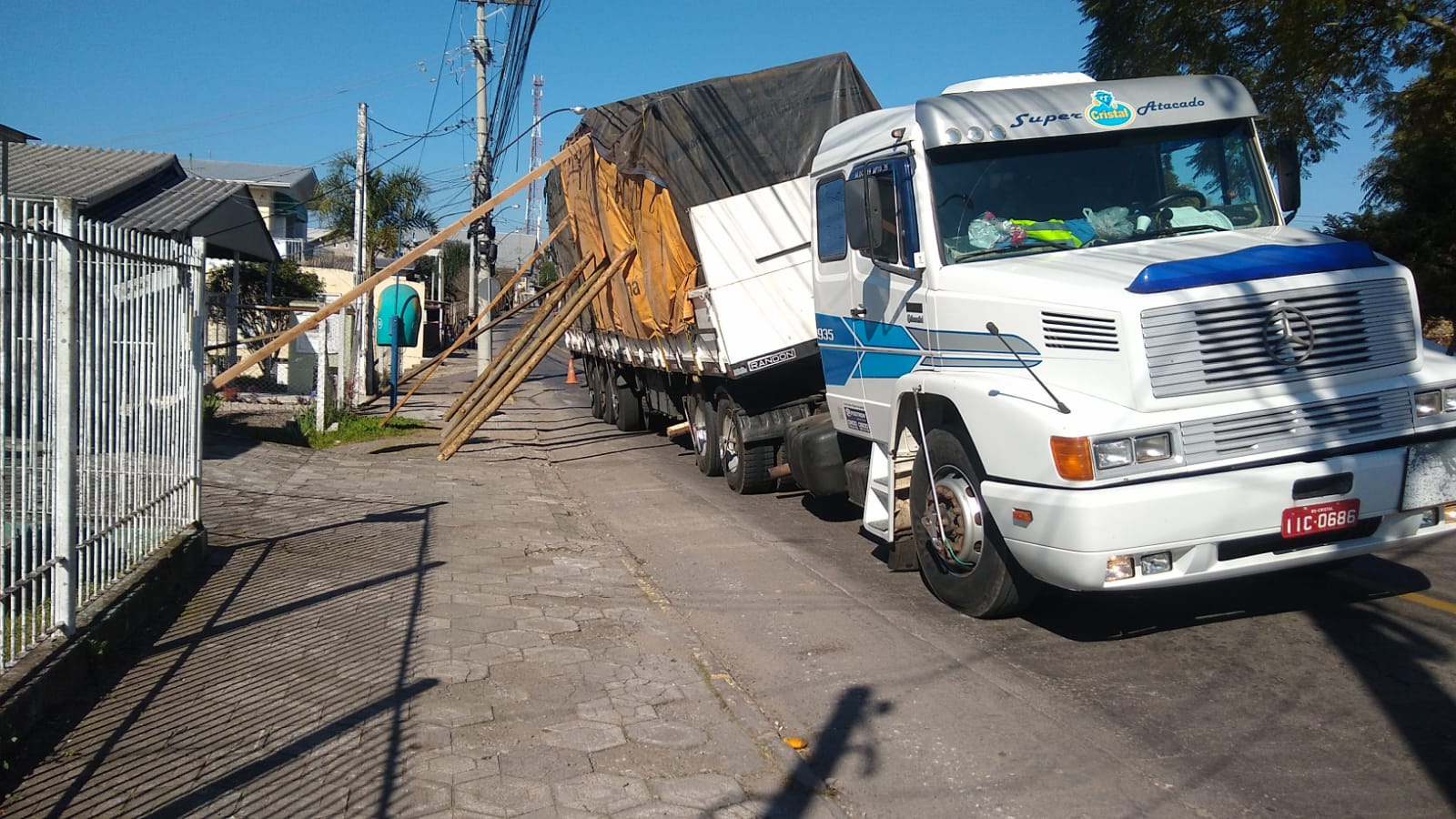Carreta bloqueia trânsito no Vila Nova, em Bento
