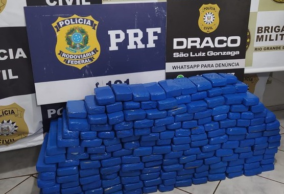 PRF, BM e PC apreendem 150 quilos de drogas, veículo furtado e 10 mil reais em dinheiro falso