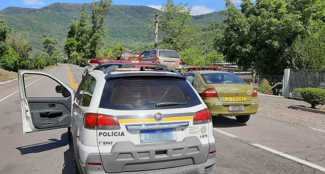 Brigada Militar prende motorista de guincho transportando veículo furtado em Nova Petrópolis