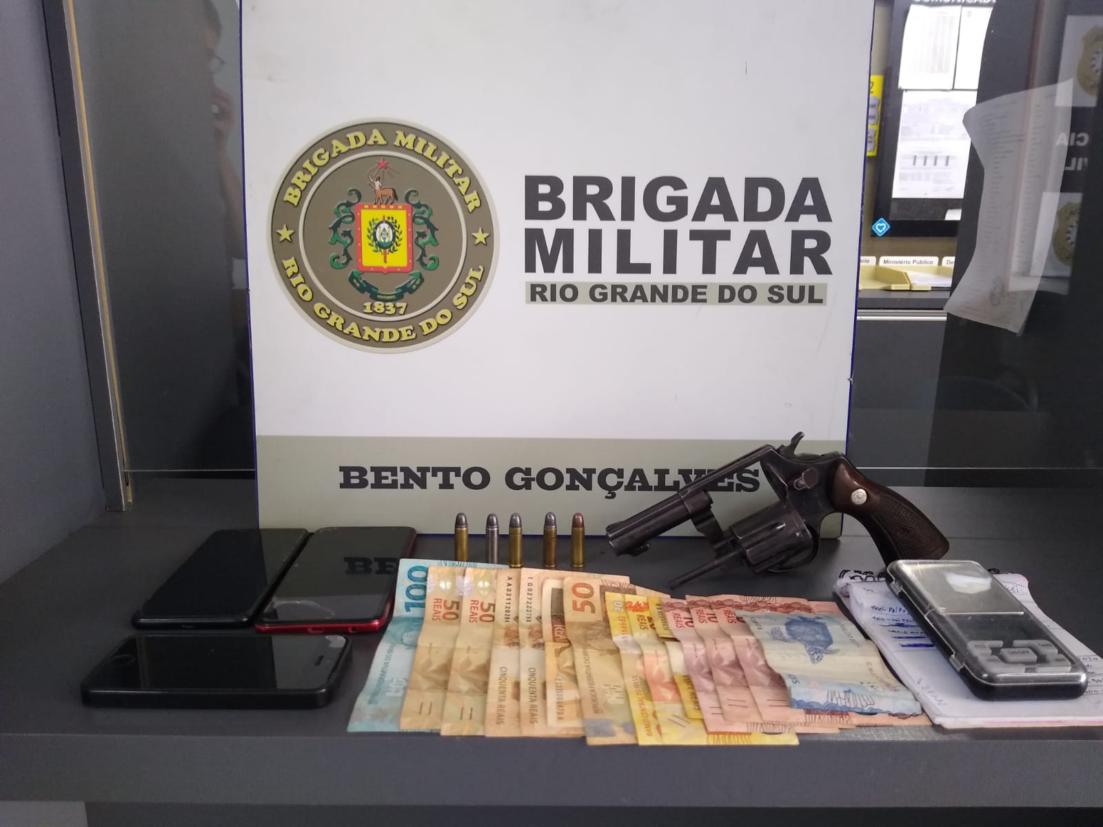 Brigada Militar prende dupla após roubo a estabelecimento comercial no Maria Goretti, em Bento