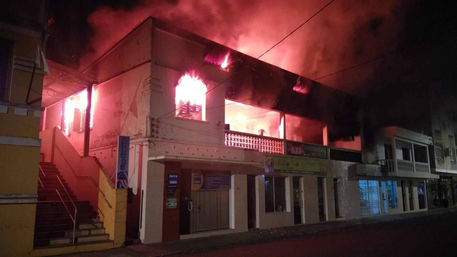 Bombeiros de Encantado combatem incêndio na cidade de Muçum