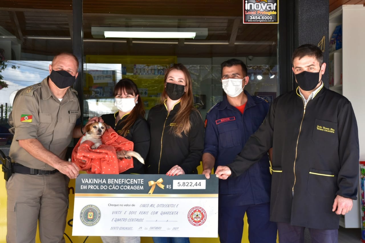 Bento: Brigada Militar e Bombeiros entregam cheque simbólico de campanha para tratamento do cãozinho Coragem
