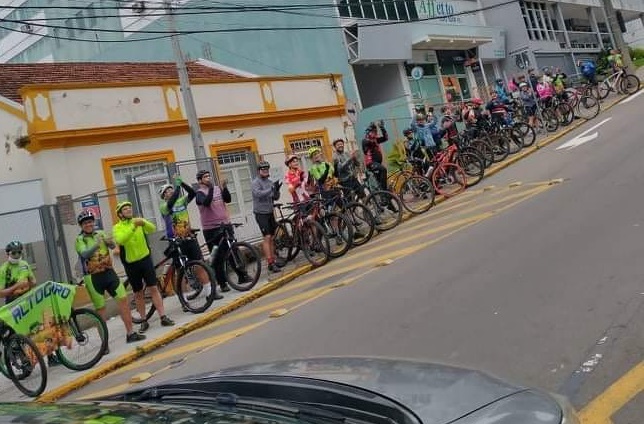 Ciclistas prestam homenagens a amigo vítima de atropelamento na BR-470, em Bento