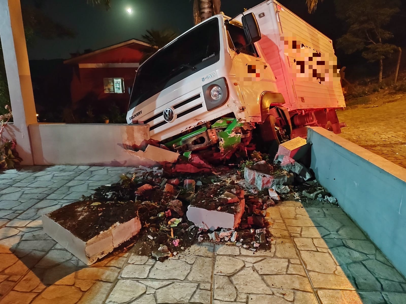 Caminhão desgovernado colide em muro de residência no Universitário, em Bento