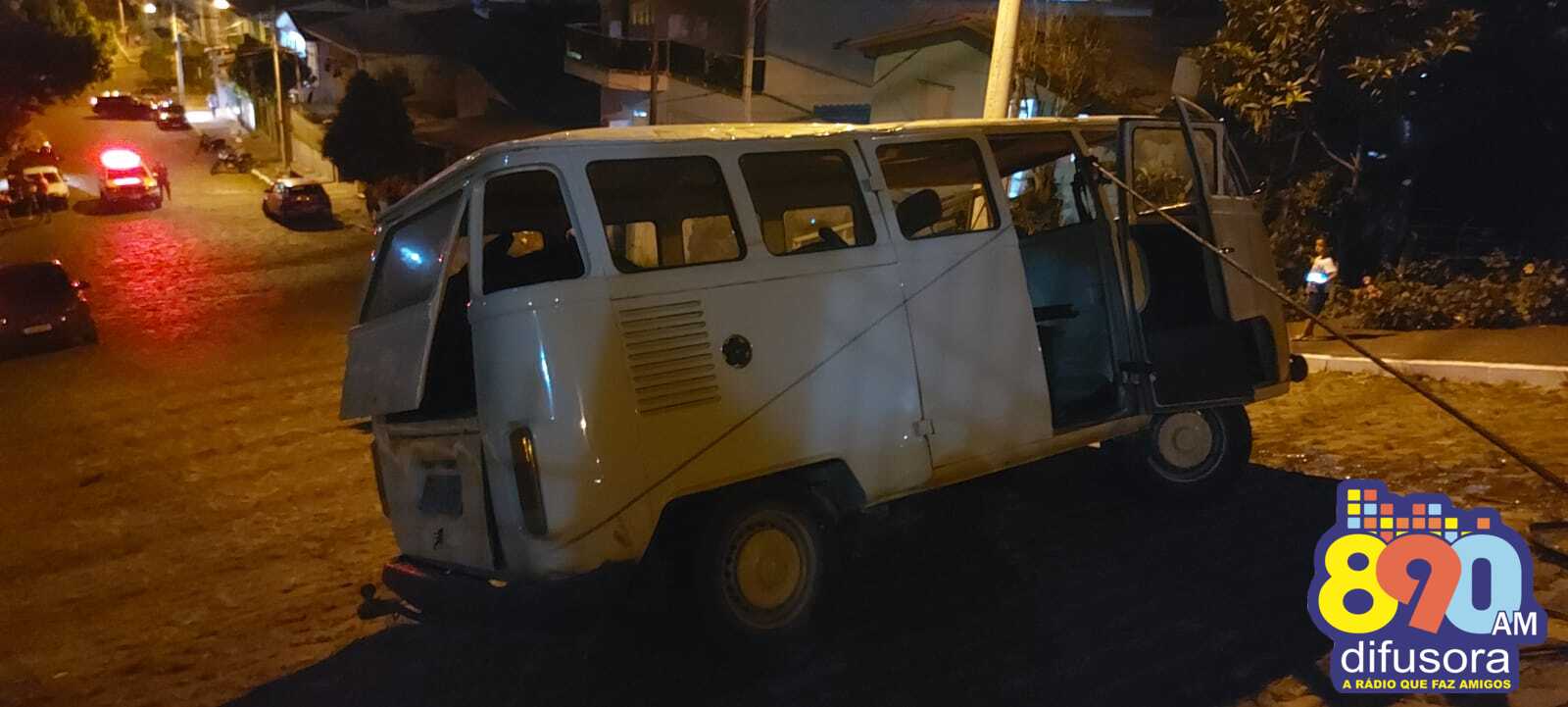 Veículo capota e deixa dois feridos no Santa Marta, em Bento