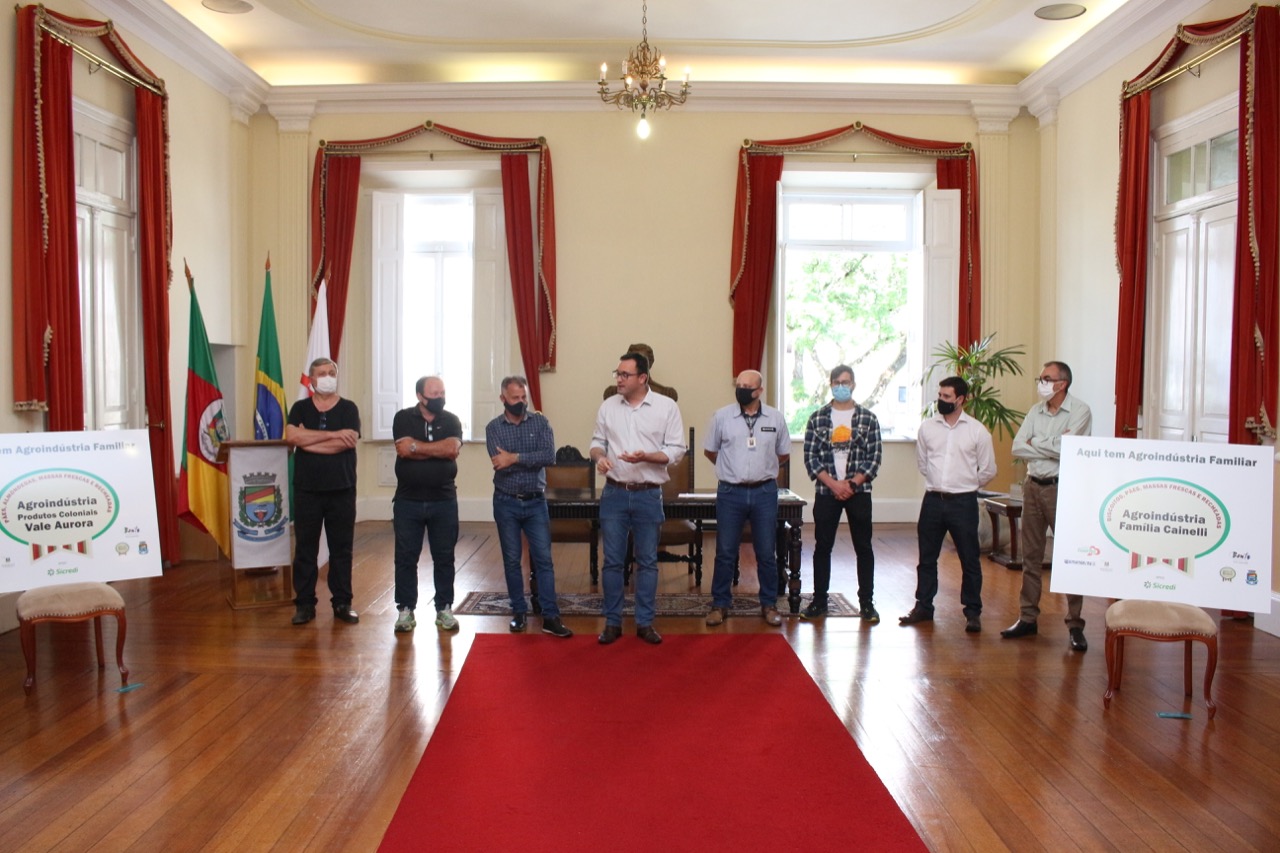 Bento: agroindústrias familiares recebem placas de identificação em ato realizado no Salão Nobre da Prefeitura