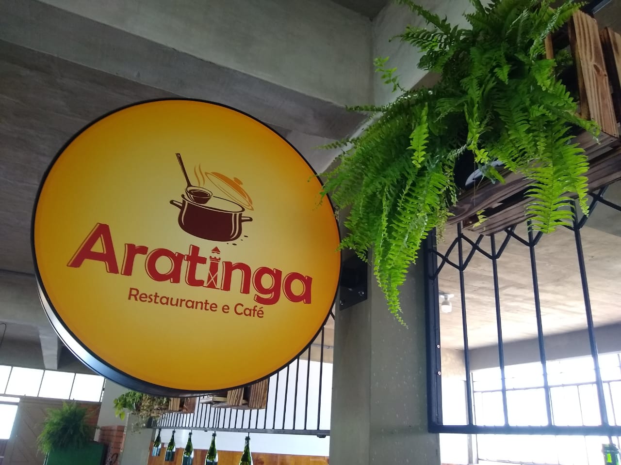 Inaugura em Santa Tereza Aratinga Restaurante Café