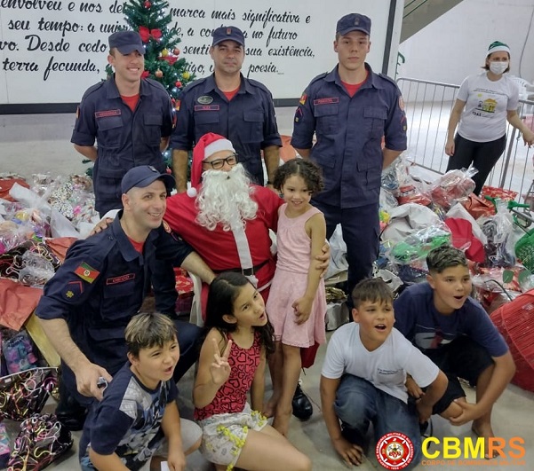 Bombeiros realizam entrega de brinquedos durante a ação “Natal da Alegria” em Veranópolis