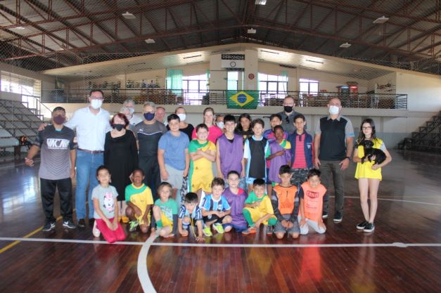 Projeto Desafios atende cerca de 70 crianças e jovens no Ginásio de Esportes do bairro Ouro Verde, em Bento