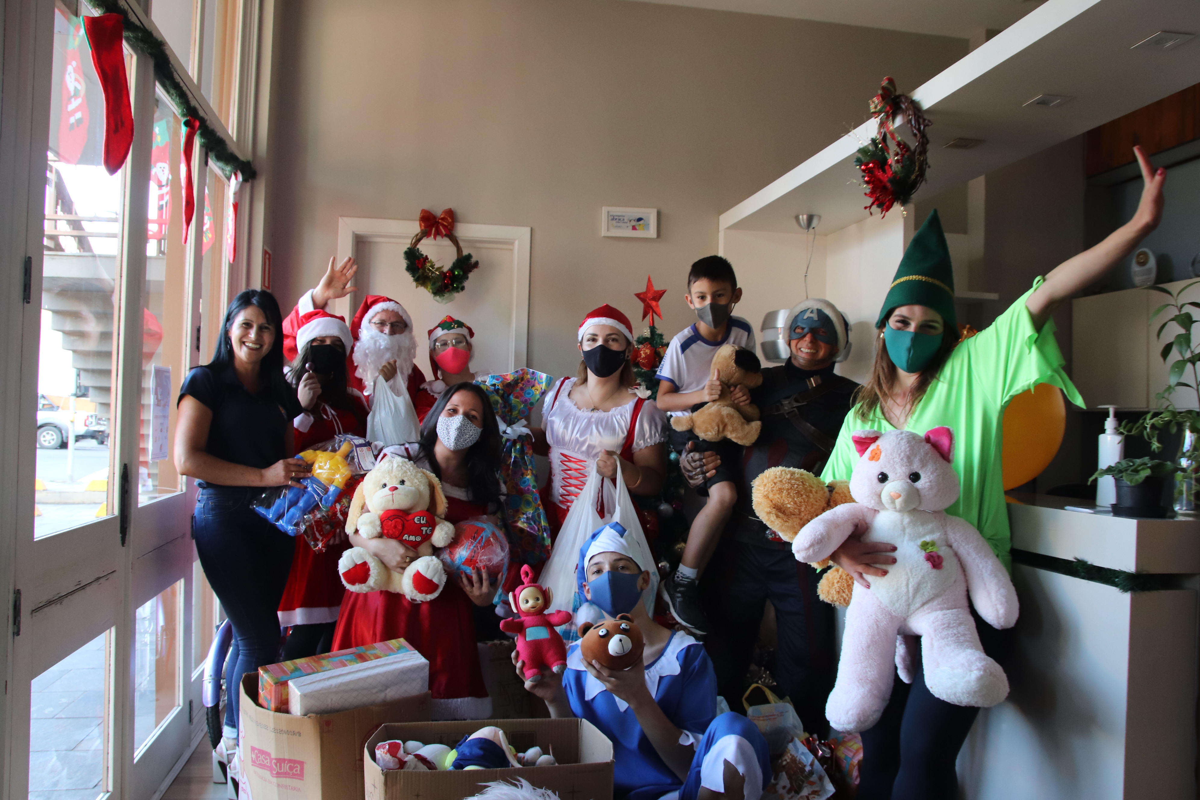 Associação Anjos Unidos recebe brinquedos arrecadados com a promoção “Eu ajudo Papai Noel” da Rádio Difusora