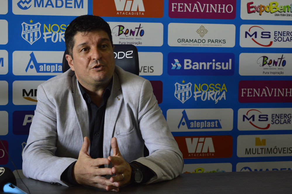 Carlos Moraes é apresentado como novo treinador do Clube Esportivo