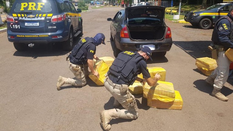 PRF prende casal transportando mais de 200 kg de maconha em Lajeado