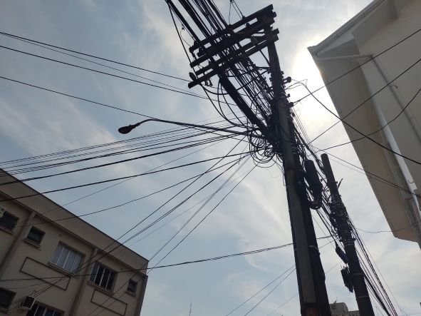 SEGIMU realiza remoção de fios inutilizados na Rua Júlio de Castilhos