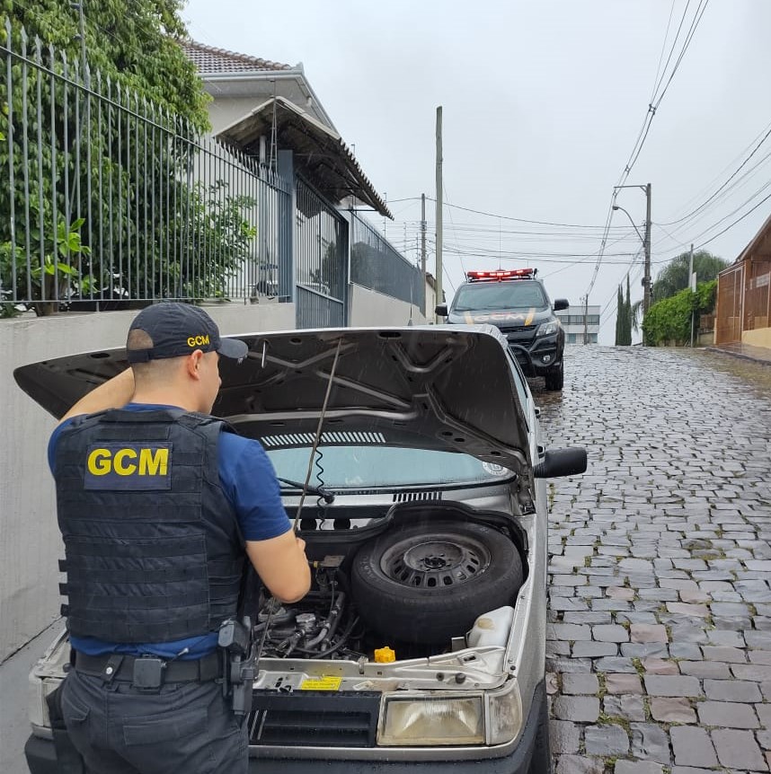 Veículo furtado é recuperado pela GCM no Bairro Glória, em Bento