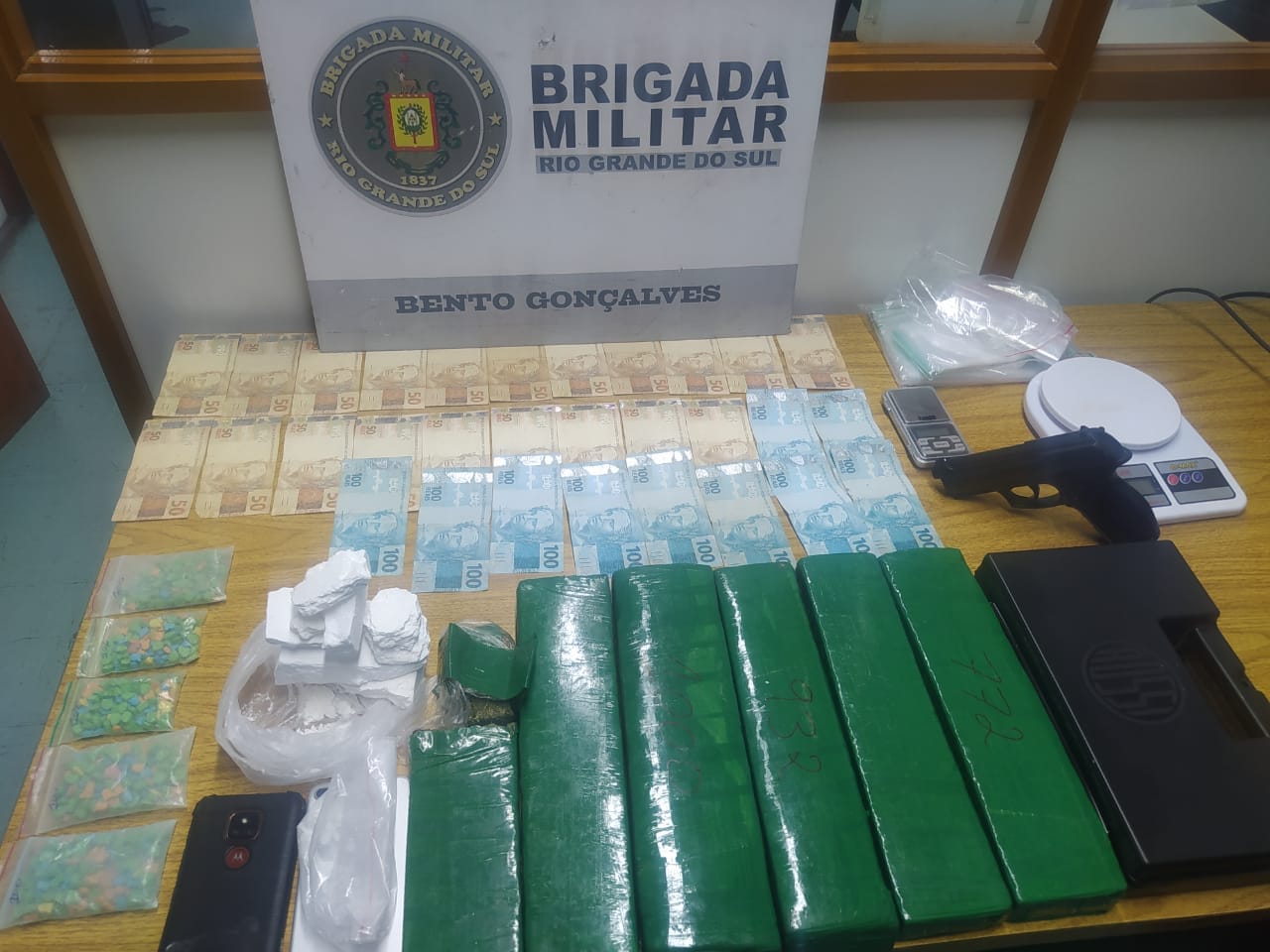 Brigada Militar prende homem com mais de 25 quilos de drogas em Bento