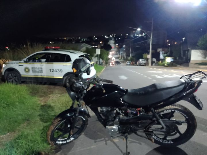 Homem abandona motocicleta durante perseguição em Carlos Barbosa