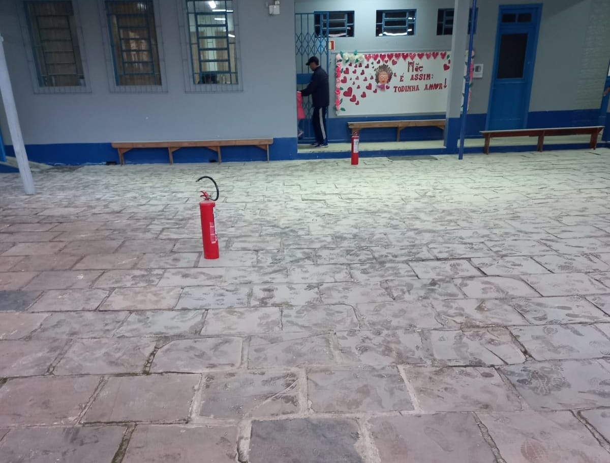 Escola São Valentim é alvo de sujeira e vandalismo em Bento Gonçalves