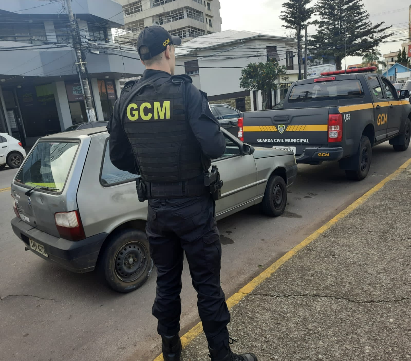 GCM flagra veículo com R$ 14 mil em débitos e com cocaína em Bento