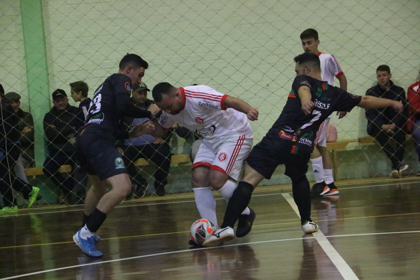Jogos com muitos gols marcam a na segunda rodada da Copa Colonial de Futsal na Paulina e no Vale Aurora, em Bento