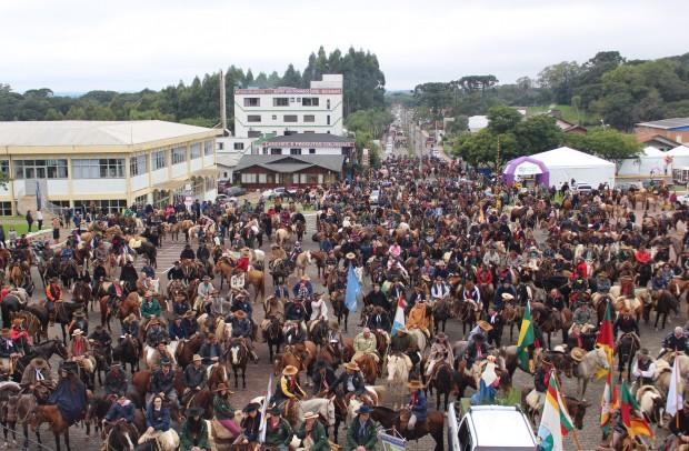 Cavalgada da Fé reúne mais de 800 cavalarianos no Santuário de Caravaggio