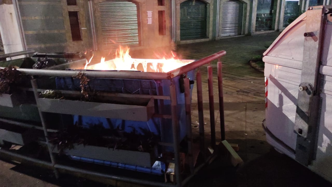 Dupla é detida pela Guarda Civil Municipal após atear fogo em lixeiras de Bento