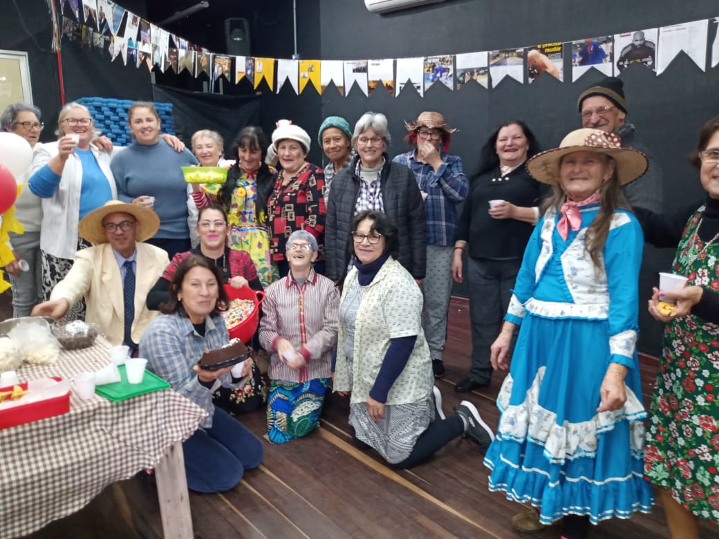 Bento: Praça CEU realiza festa junina para grupo de idosos