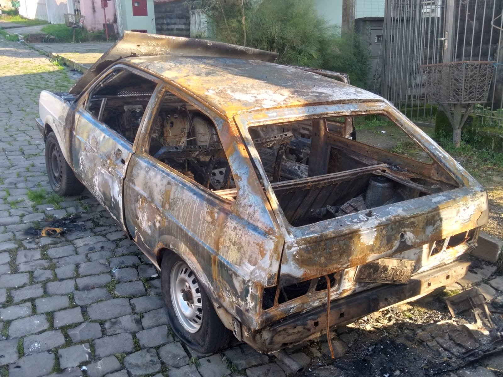 Criminosos incendeiam veículo e realizam disparos no bairro Alfândega em Garibaldi